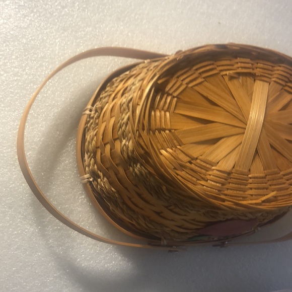 Vintage Apple hand woven basket - Picture 16 of 16